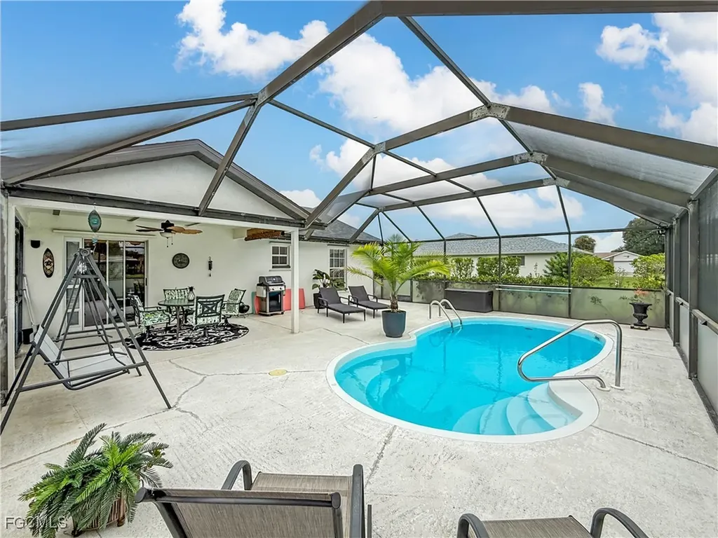 15 Crestwood Circle S Lehigh Acres FL 33936