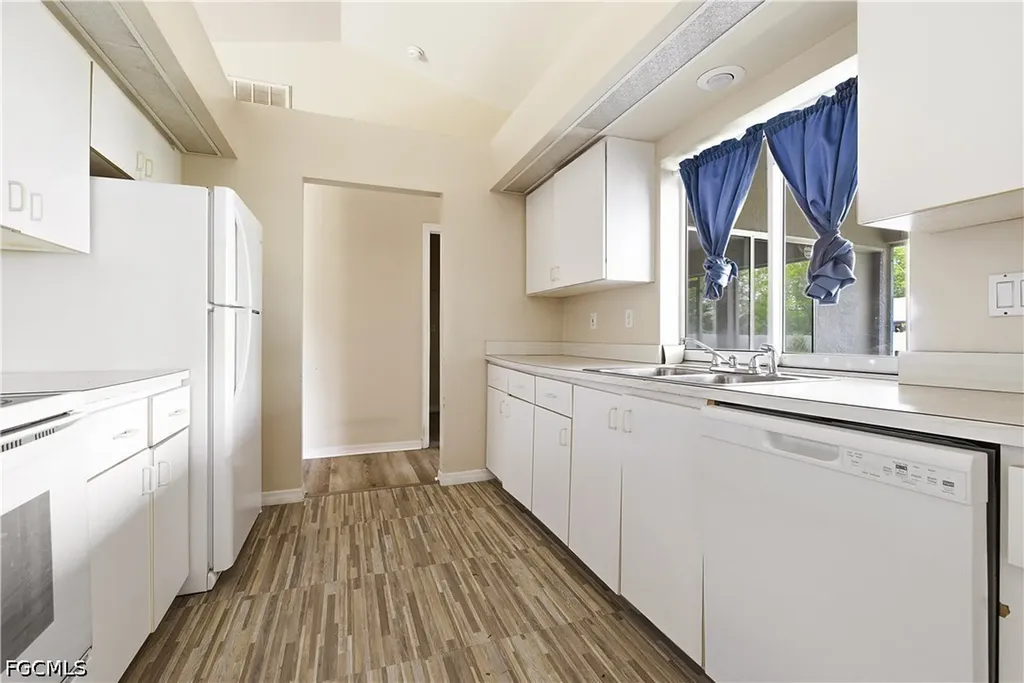 1233 SE 23rd Avenue Cape Coral FL 33990