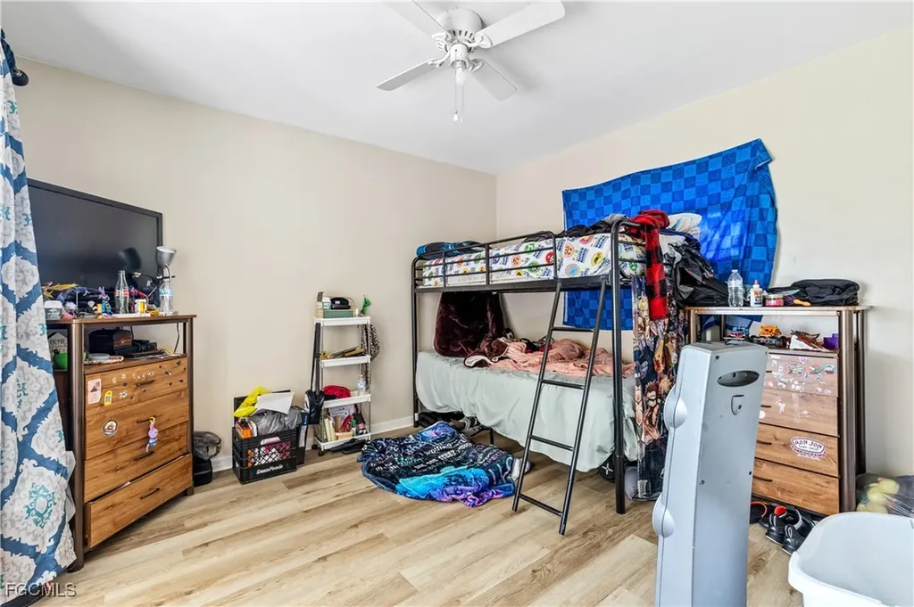 1233 SE 23rd Avenue Cape Coral FL 33990