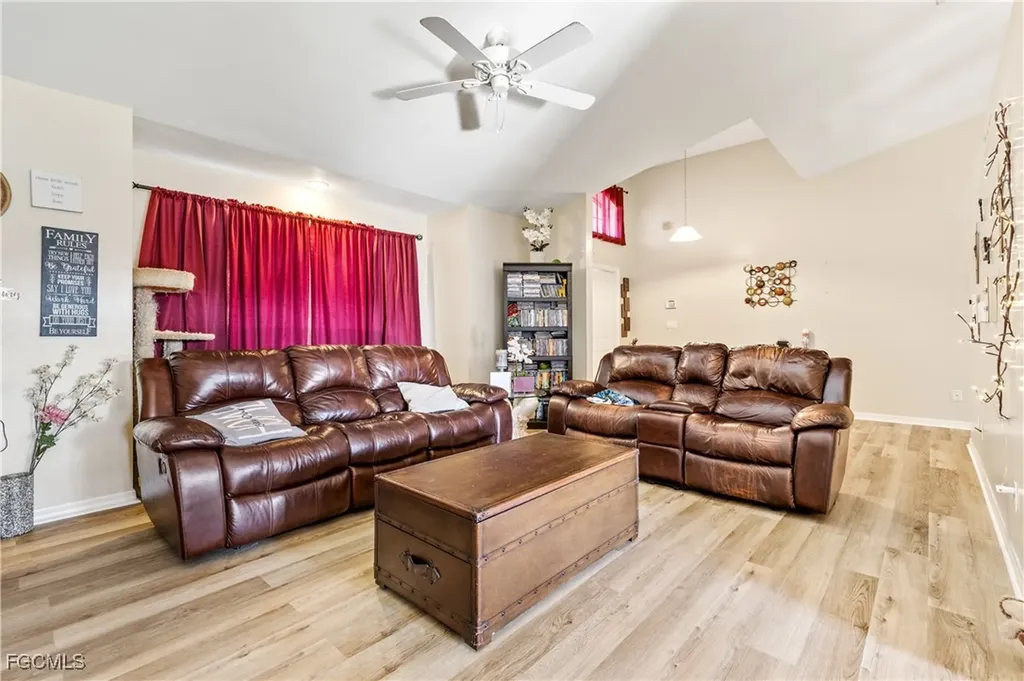 1233 SE 23rd Avenue Cape Coral FL 33990