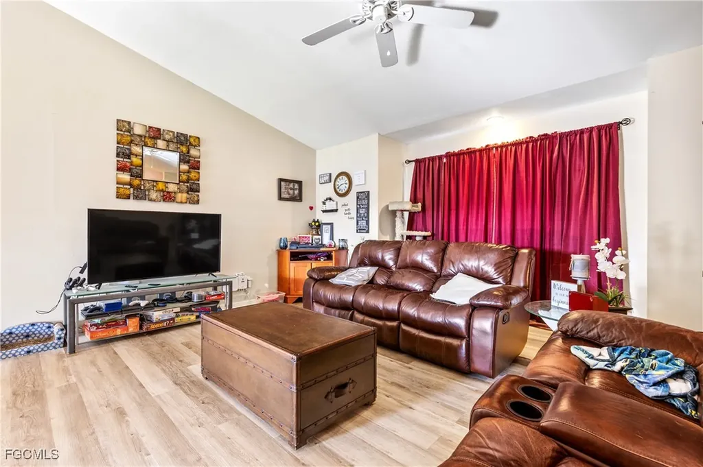 1233 SE 23rd Avenue Cape Coral FL 33990