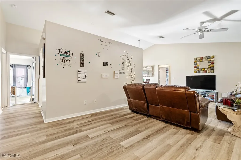 1233 SE 23rd Avenue Cape Coral FL 33990