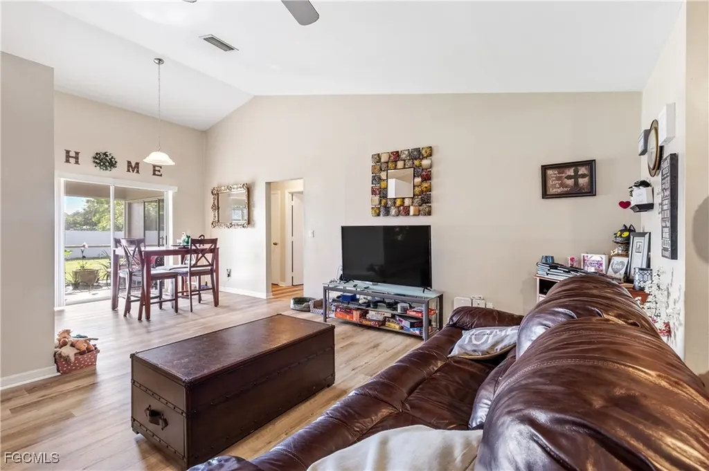 1233 SE 23rd Avenue Cape Coral FL 33990