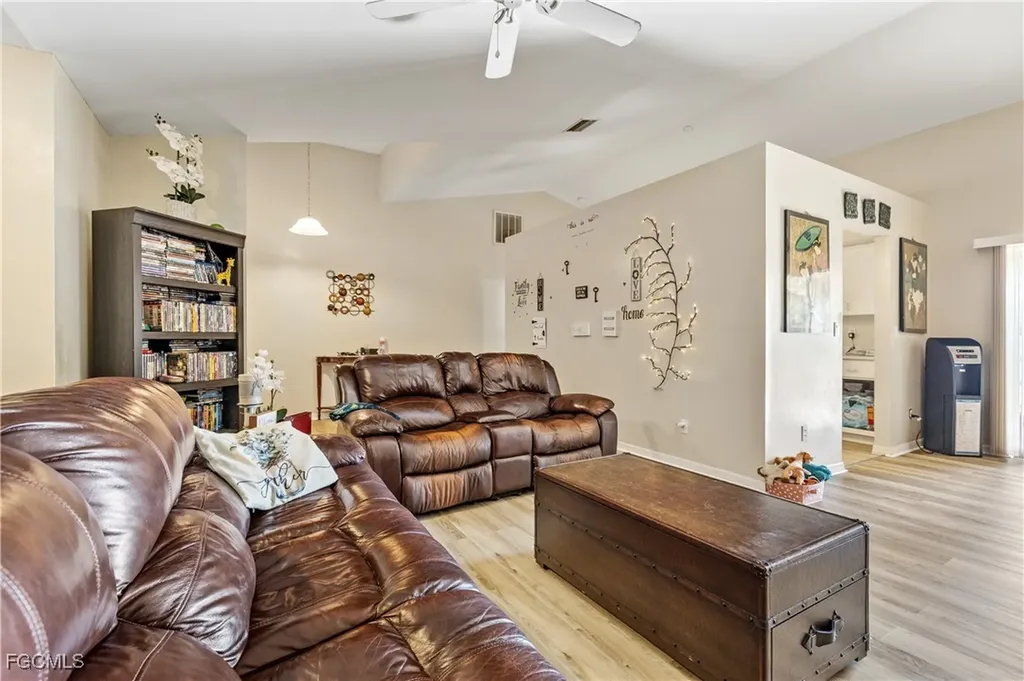 1233 SE 23rd Avenue Cape Coral FL 33990