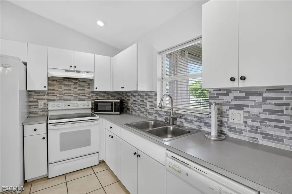 517 SE 16th Place Cape Coral FL 33990