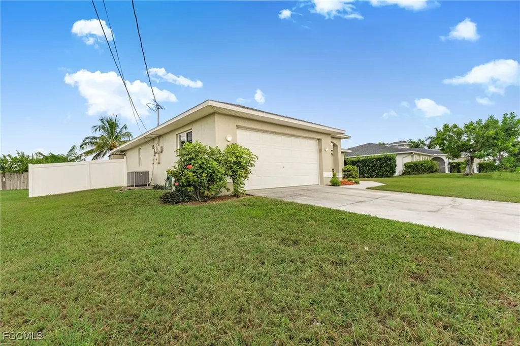 517 SE 16th Place Cape Coral FL 33990