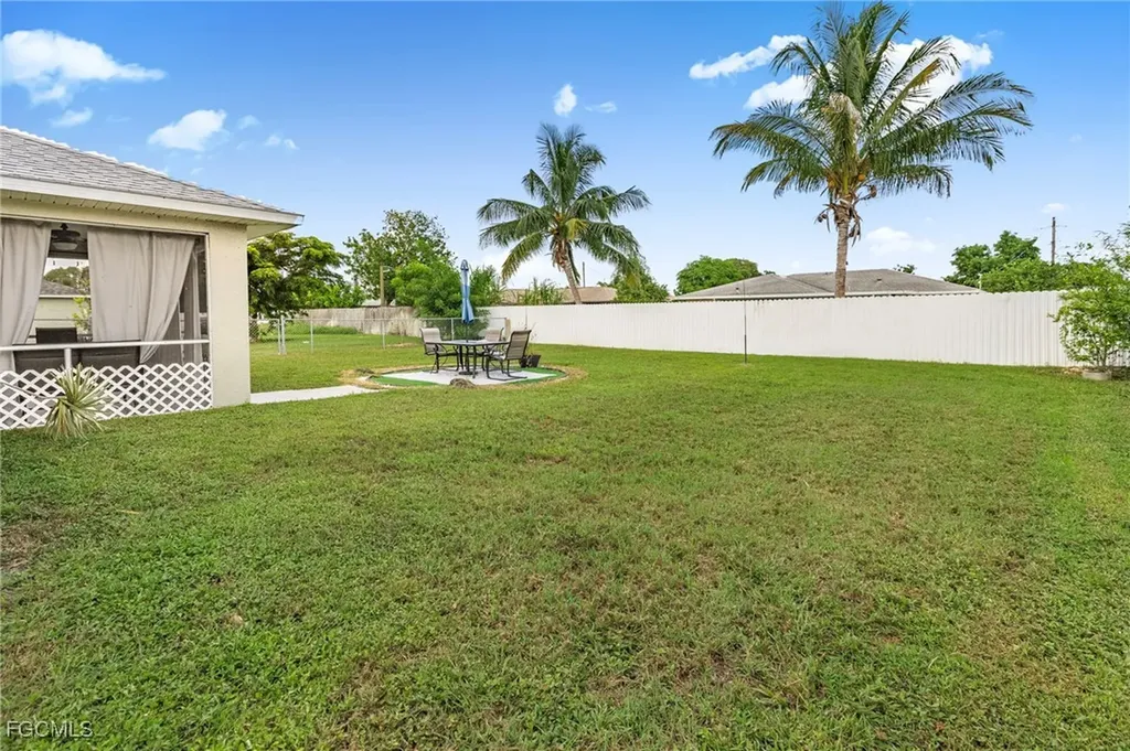 517 SE 16th Place Cape Coral FL 33990