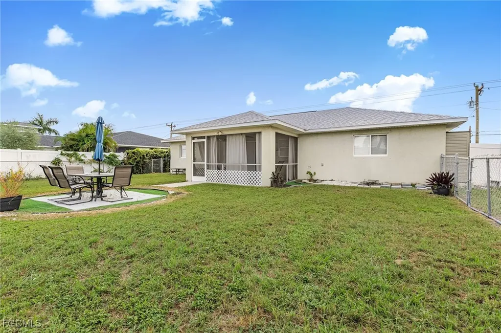 517 SE 16th Place Cape Coral FL 33990