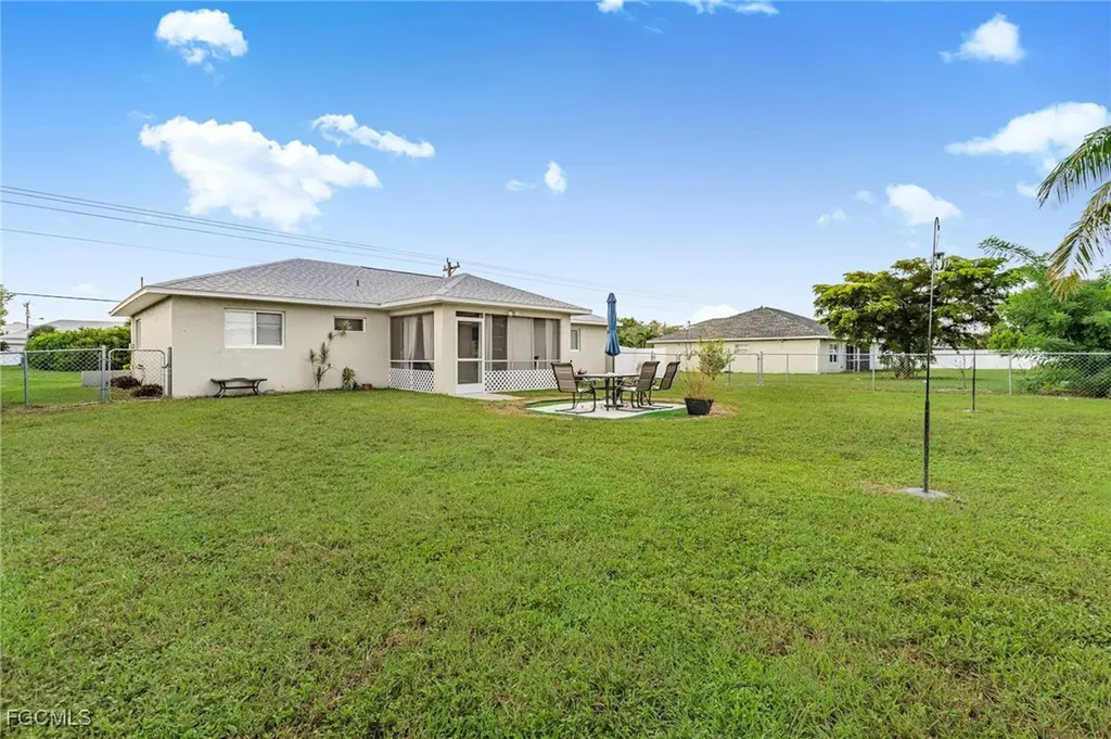 517 SE 16th Place Cape Coral FL 33990