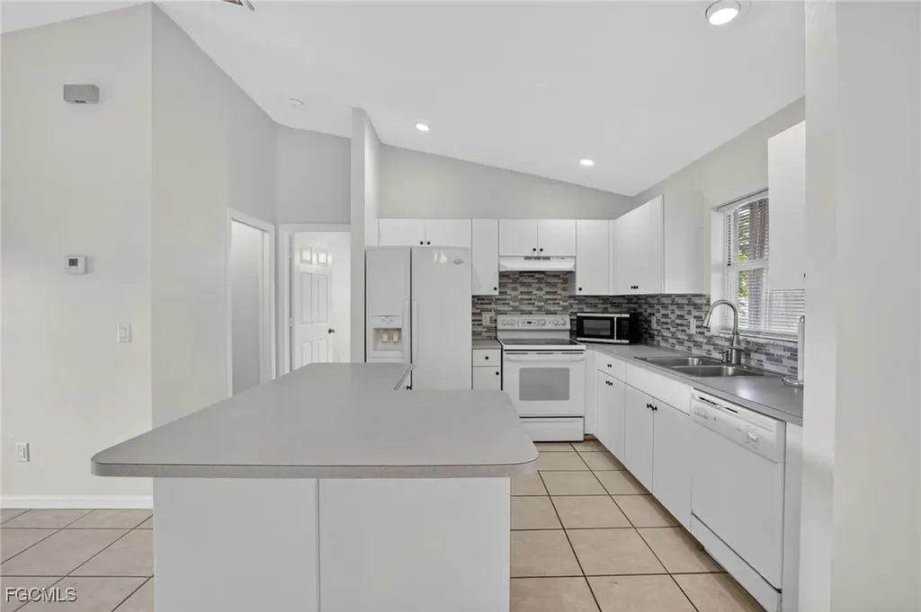 517 SE 16th Place Cape Coral FL 33990