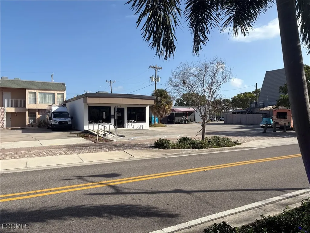 829 SE 47th Terrace Cape Coral FL 33904