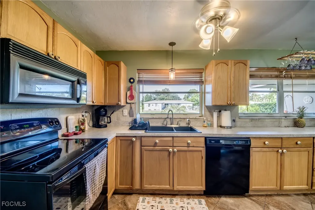 2717 SE 17th Place Cape Coral FL 33904