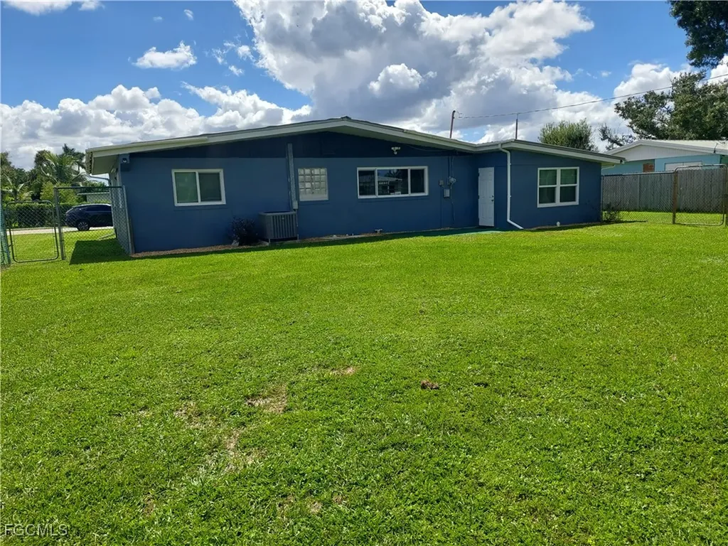 1661 Manor Avenue Fort Myers FL 33901