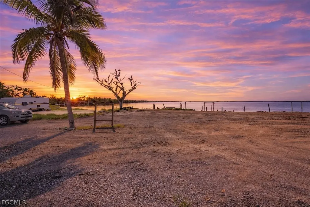 4225-4227 Pine Island Road NW Matlacha FL 33993