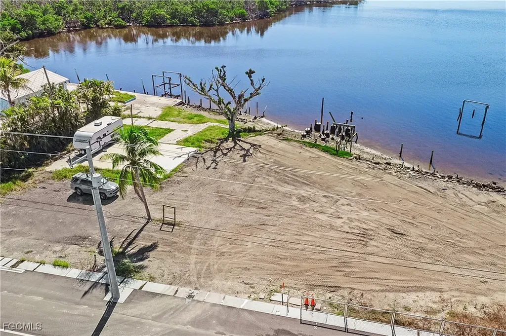 4225-4227 Pine Island Road NW Matlacha FL 33993