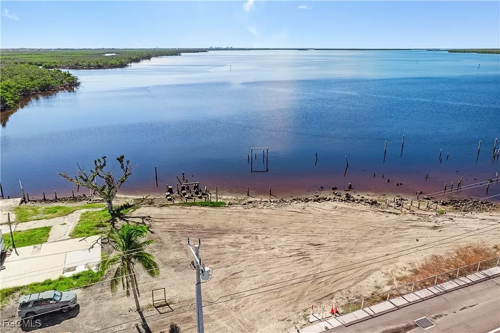 4225-4227 Pine Island Road NW Matlacha FL 33993