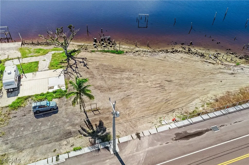 4225-4227 Pine Island Road NW Matlacha FL 33993