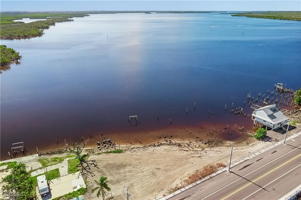 4225-4227 Pine Island Road NW Matlacha FL 33993