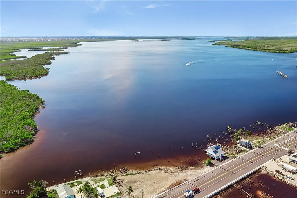 4225-4227 Pine Island Road NW Matlacha FL 33993