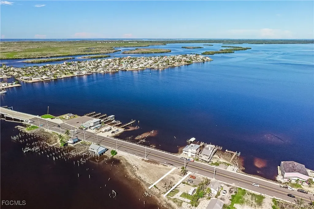 4225-4227 Pine Island Road NW Matlacha FL 33993