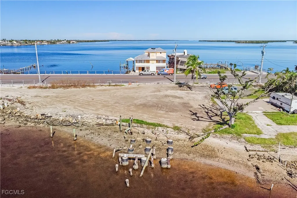 4225-4227 Pine Island Road NW Matlacha FL 33993