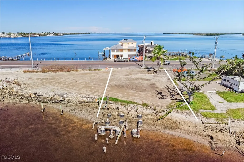 4225-4227 Pine Island Road NW Matlacha FL 33993