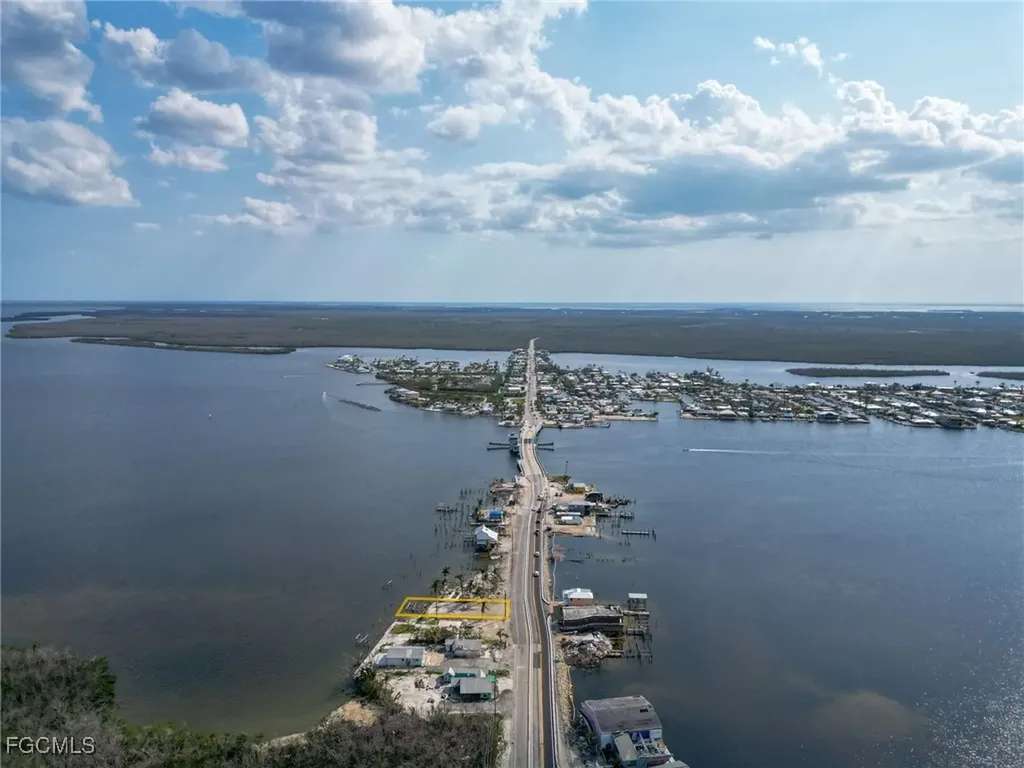 4225-4227 Pine Island Road NW Matlacha FL 33993