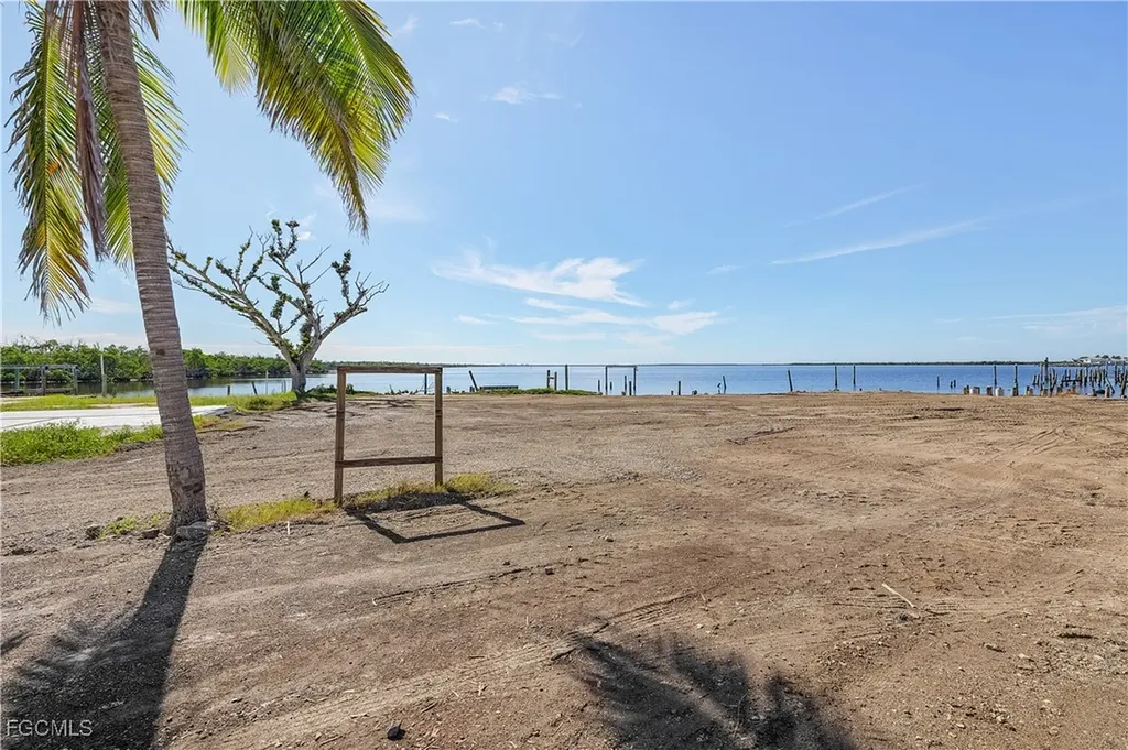 4225-4227 Pine Island Road NW Matlacha FL 33993