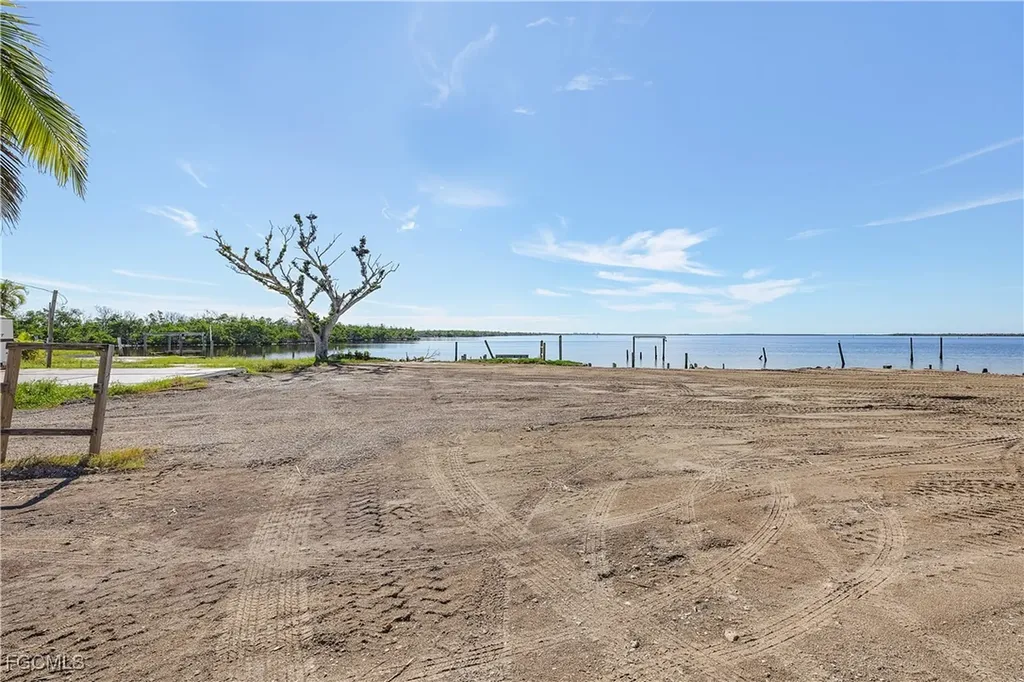 4225-4227 Pine Island Road NW Matlacha FL 33993