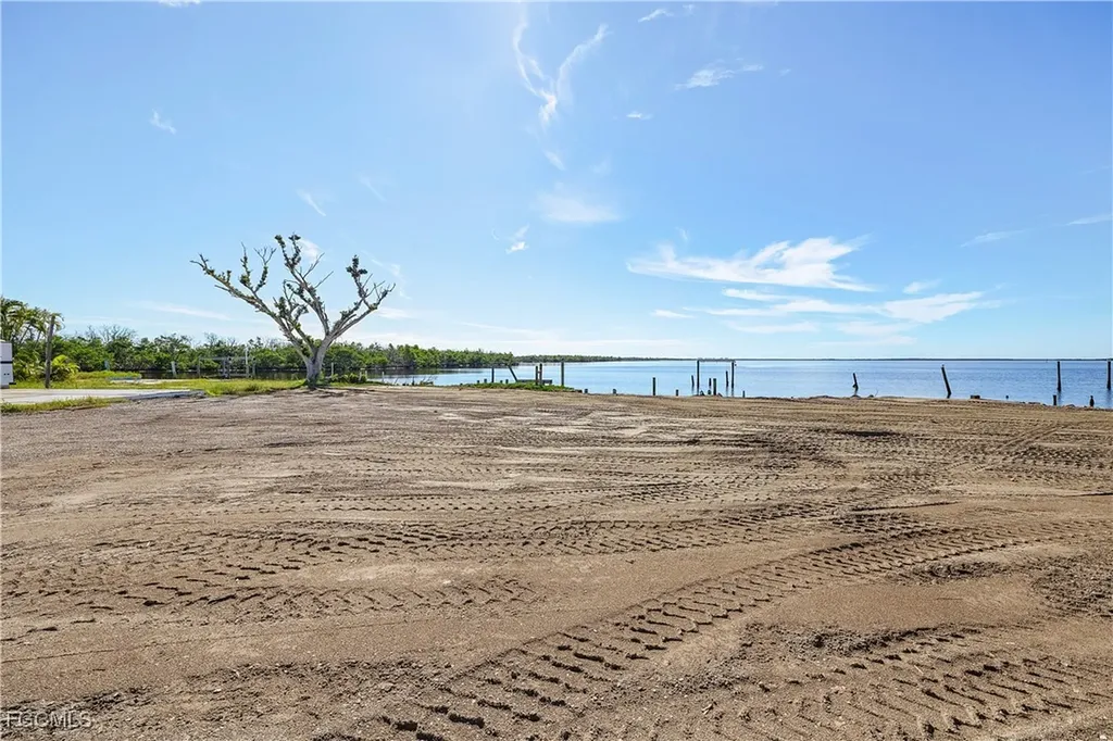 4225-4227 Pine Island Road NW Matlacha FL 33993