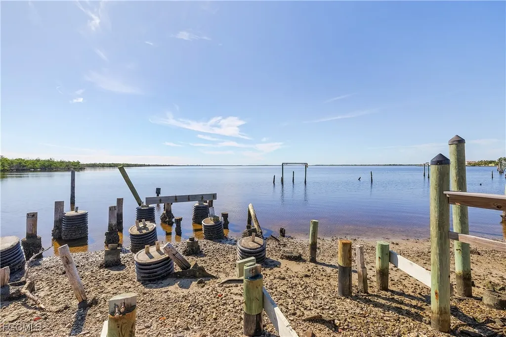4225-4227 Pine Island Road NW Matlacha FL 33993