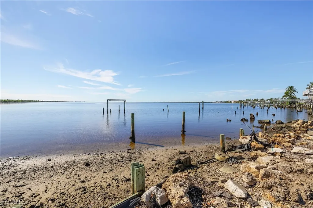4225-4227 Pine Island Road NW Matlacha FL 33993