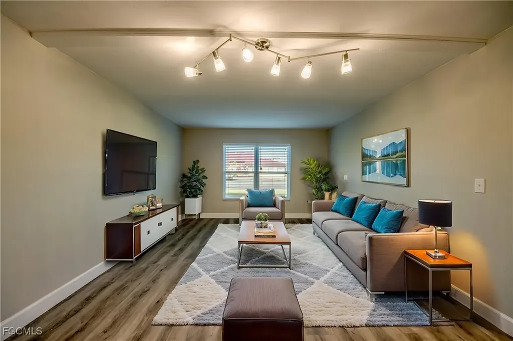 2526 SE 16th Place Cape Coral FL 33904