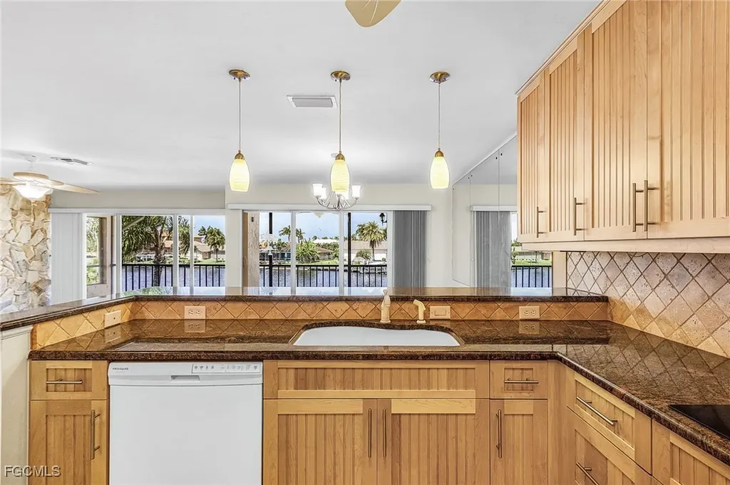 1911 SE 40th Terrace Cape Coral FL 33904