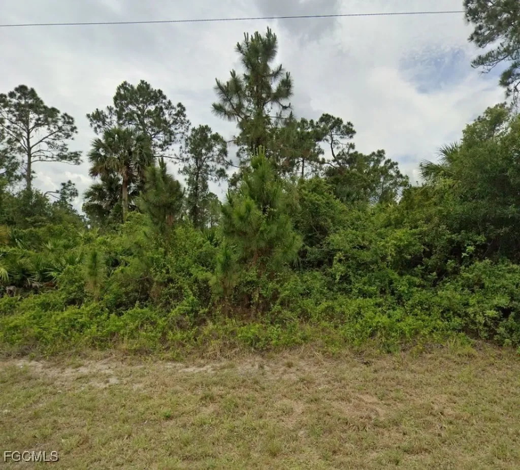 1252 Hillcrest Street E Lehigh Acres FL 33974
