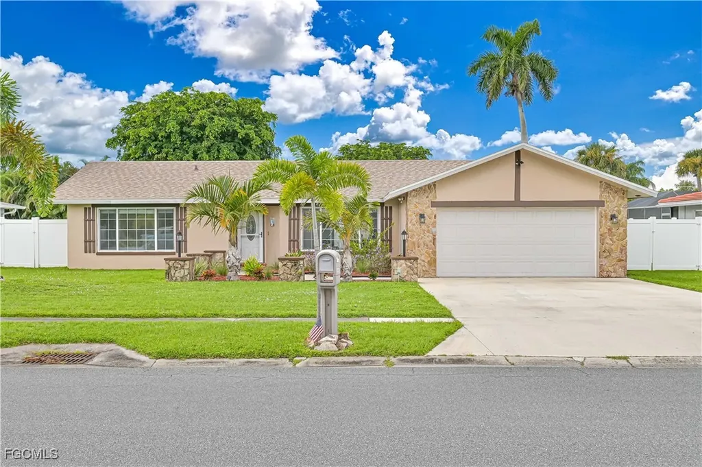 1462 N Larkwood Square Fort Myers FL 33919