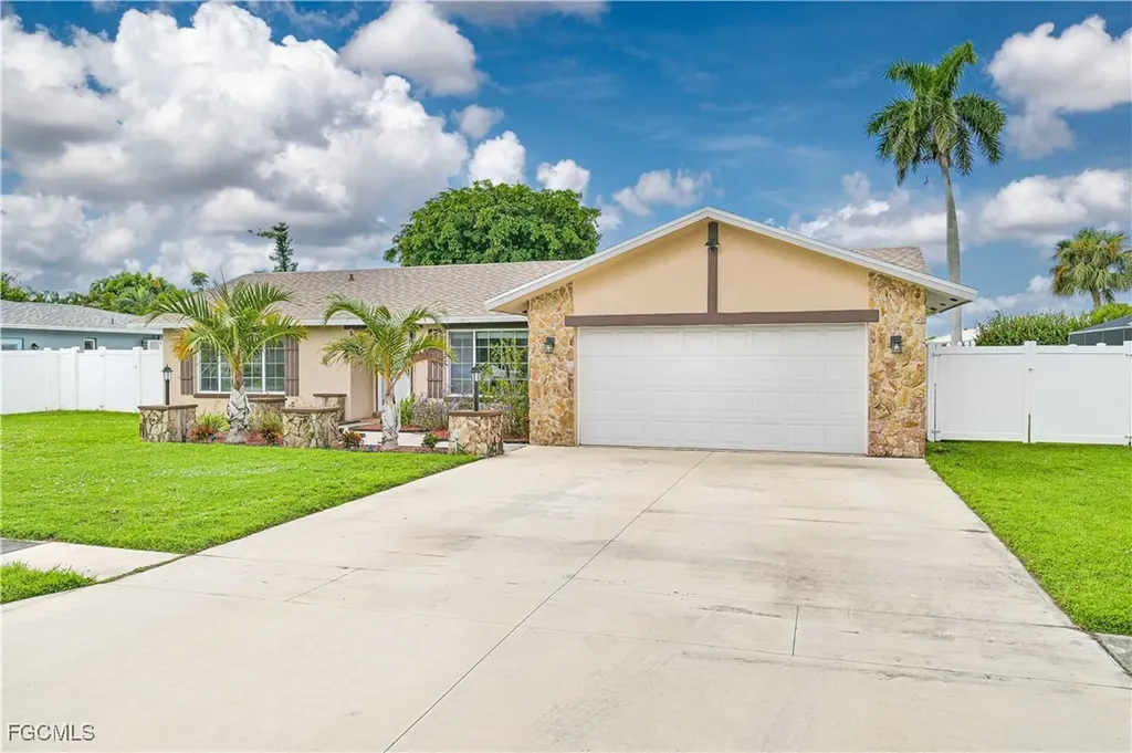1462 N Larkwood Square Fort Myers FL 33919