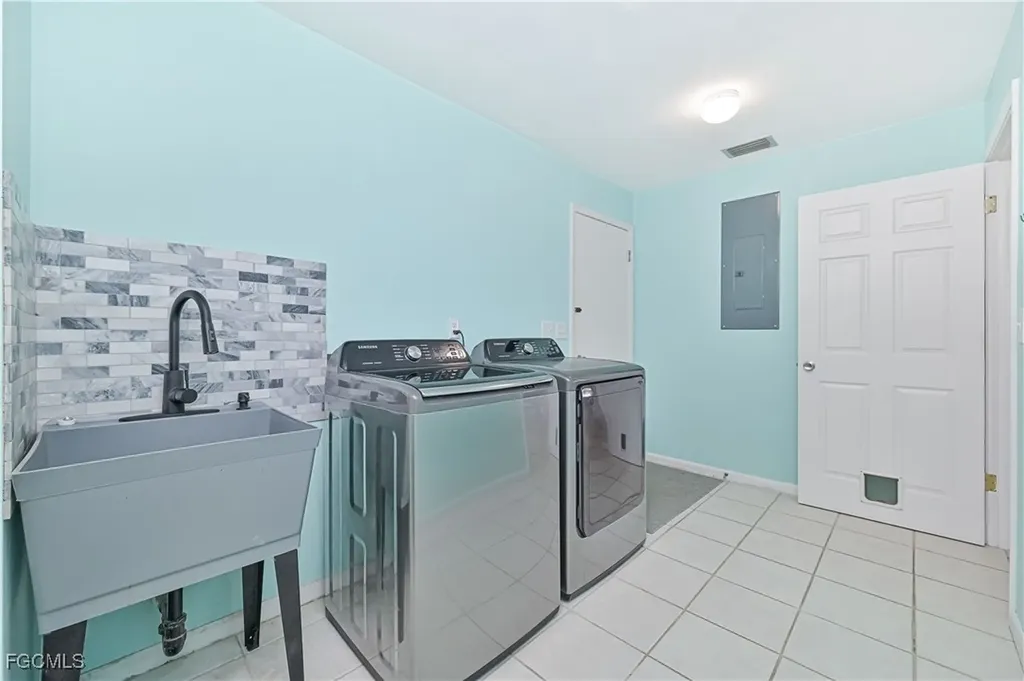 1462 N Larkwood Square Fort Myers FL 33919
