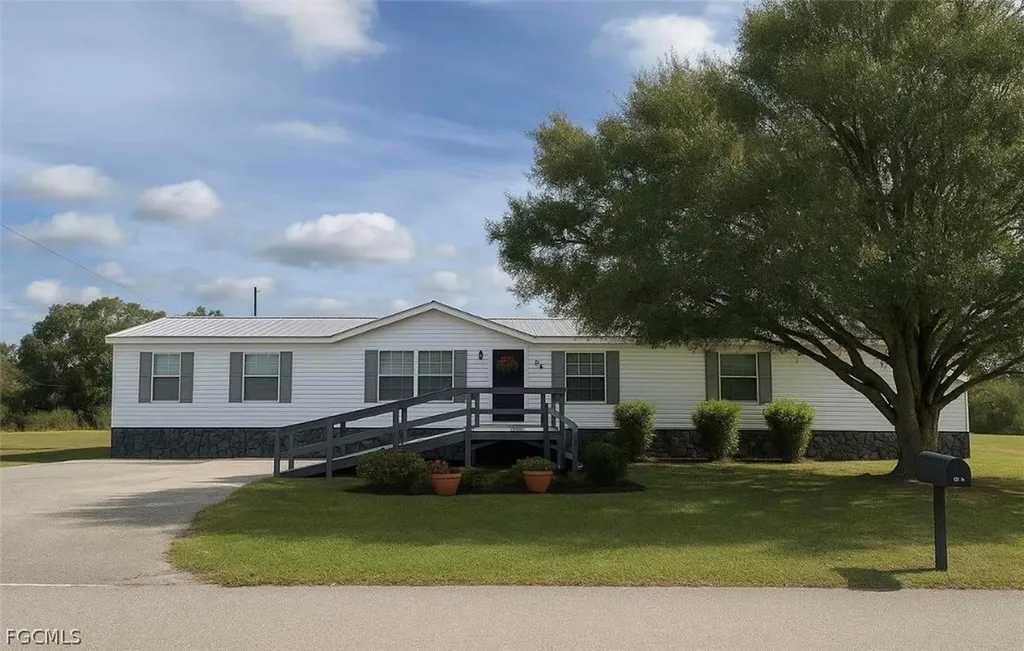 1086 Pine Avenue Moore Haven FL 33471