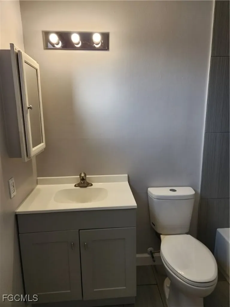 923 SE 23rd Place Cape Coral FL 33990
