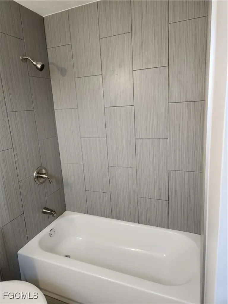 923 SE 23rd Place Cape Coral FL 33990