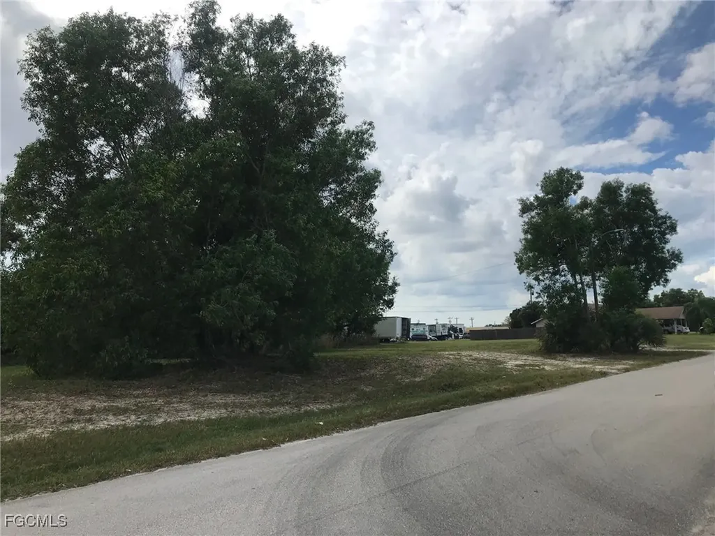 916 SE 8th Terrace Cape Coral FL 33990