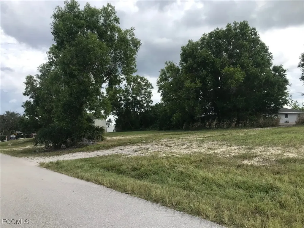 916 SE 8th Terrace Cape Coral FL 33990