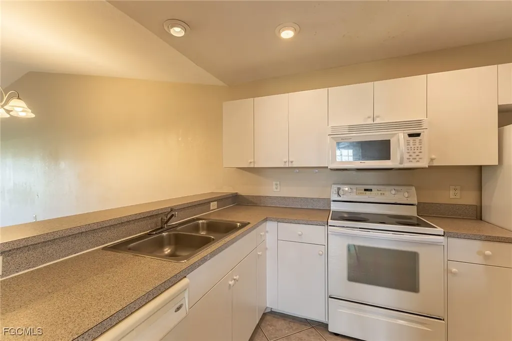 717 SE 8th Street Cape Coral FL 33990