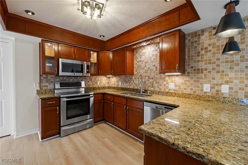 906 SW 7th Court Cape Coral FL 33991