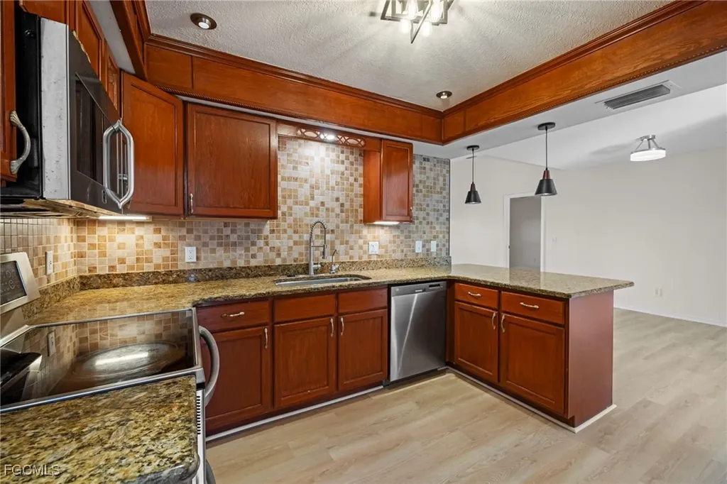 906 SW 7th Court Cape Coral FL 33991