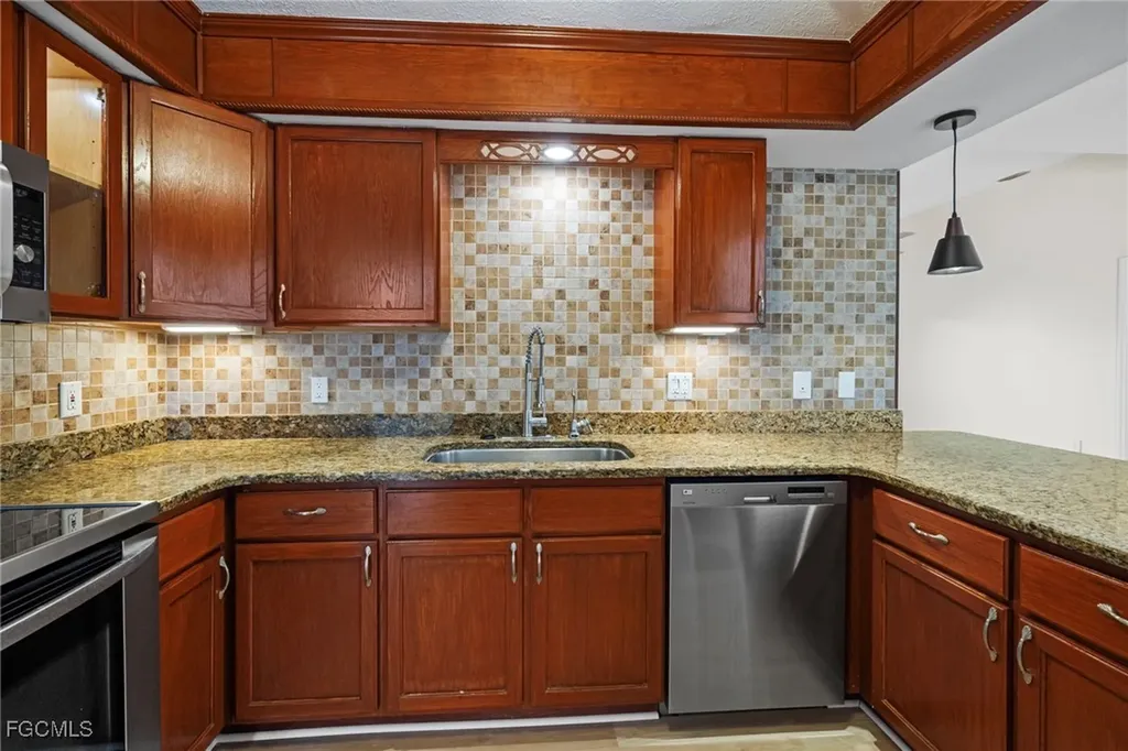 906 SW 7th Court Cape Coral FL 33991