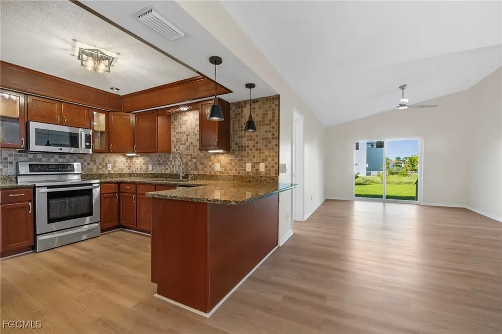 906 SW 7th Court Cape Coral FL 33991