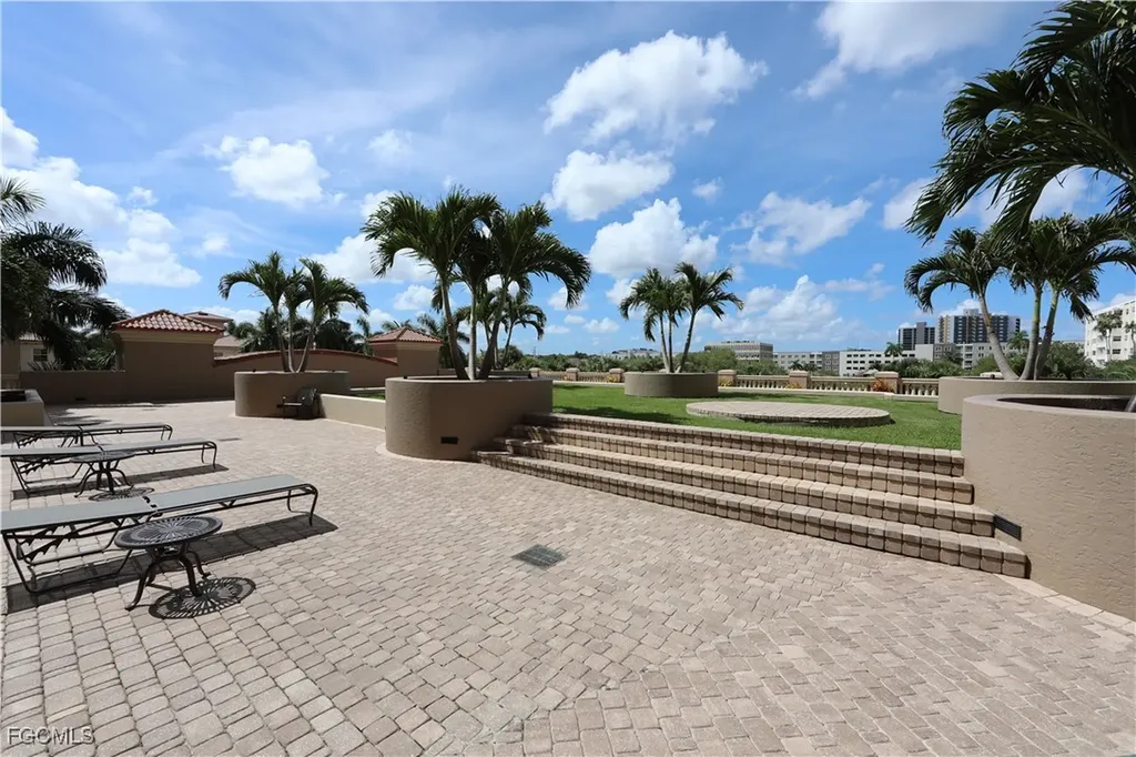 2090 W First Street Fort Myers FL 33901