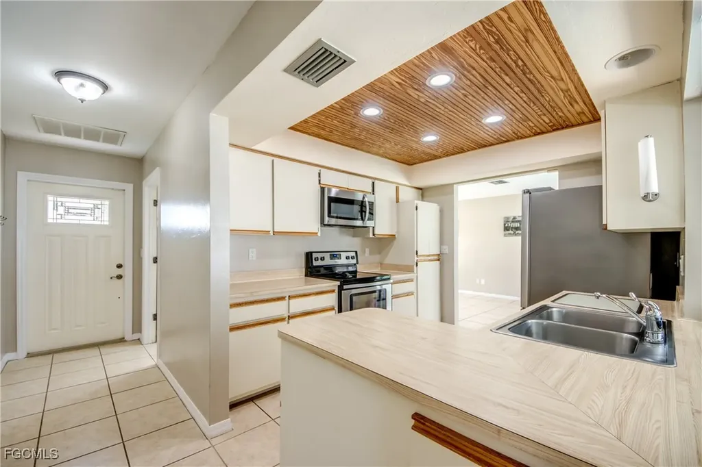 2210 SE 8th Terrace Cape Coral FL 33990